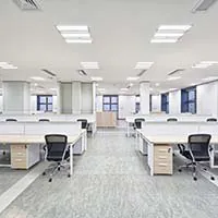 Büro mit LED-Beleuchtung